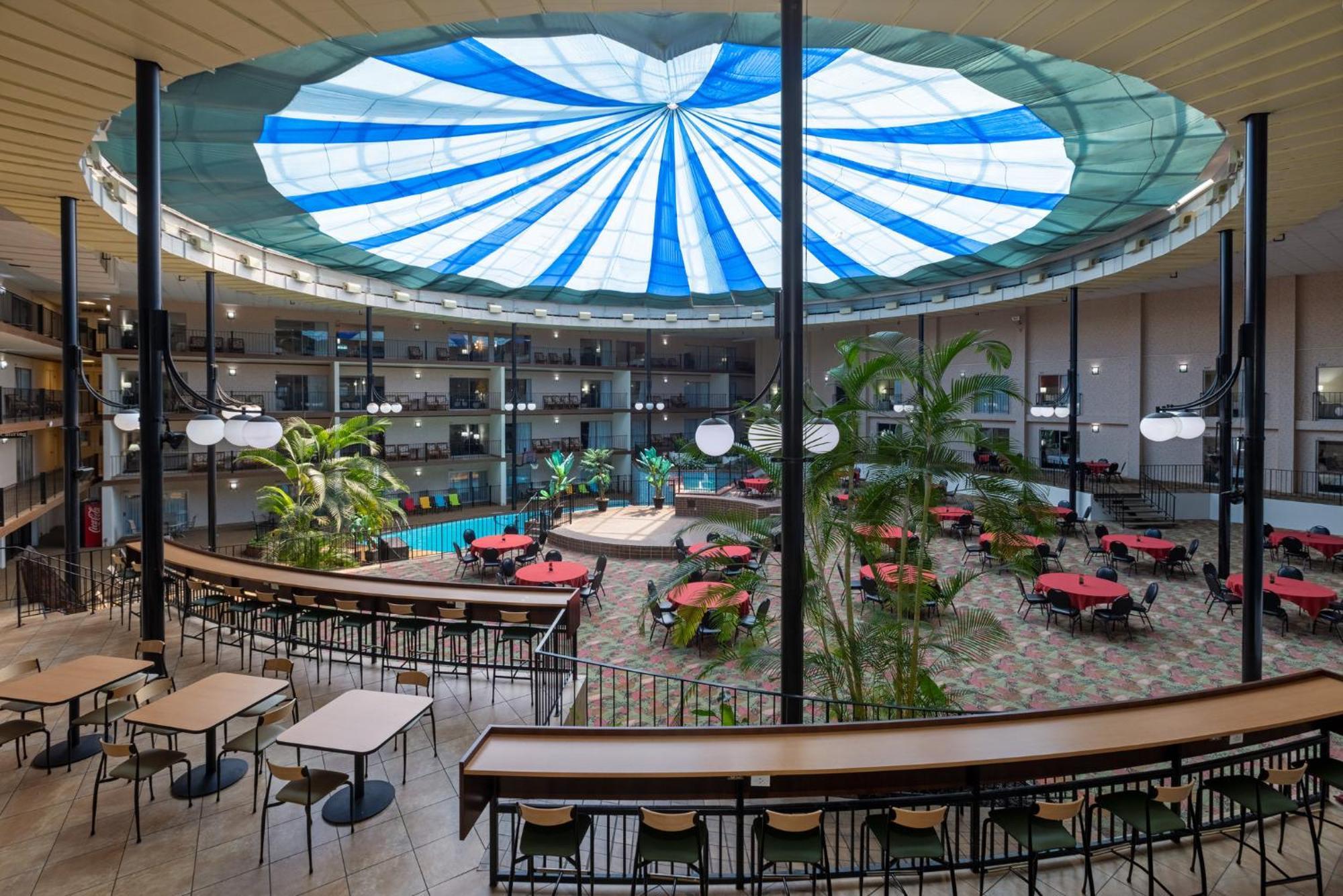 Holiday Inn Des Moines-Airport Conf Center, An Ihg Hotel Экстерьер фото